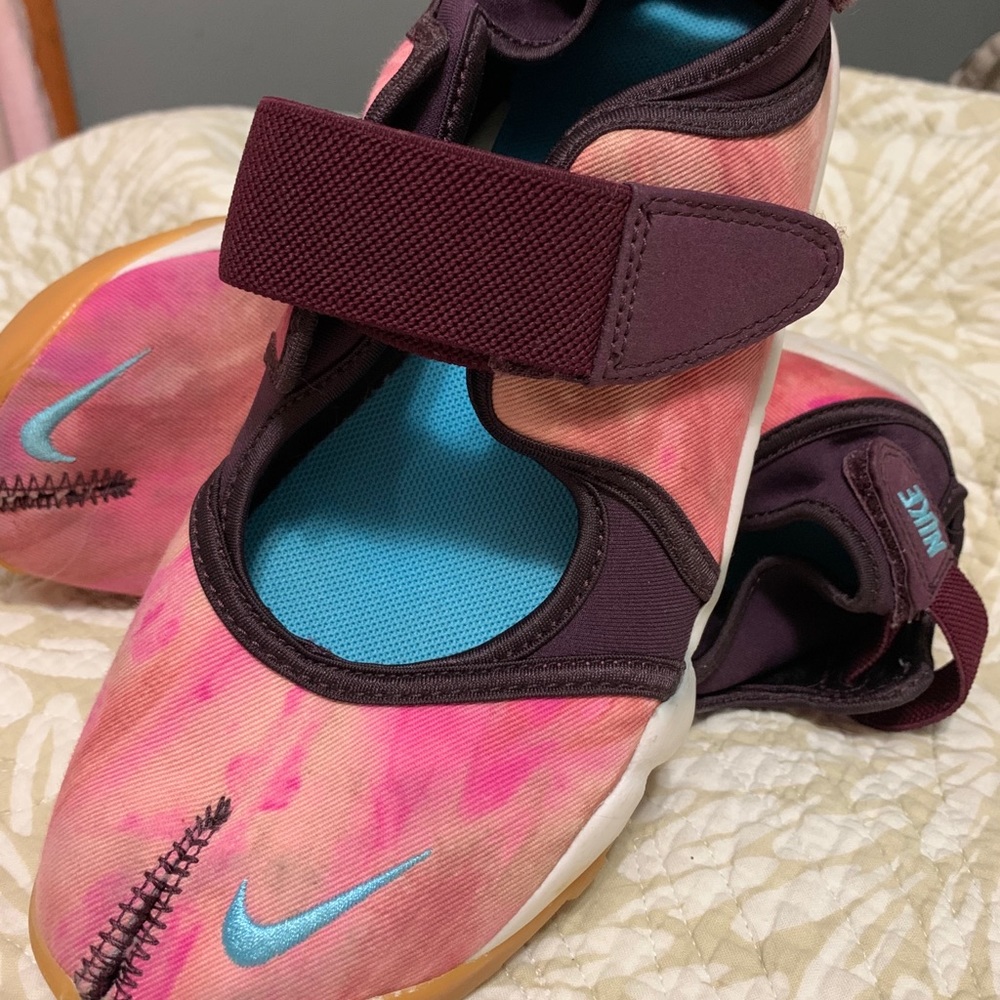 Woman’s size 7 Nike Air Rift split toes